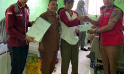 ­Bupati Arie Menyalurkan Biaya Pendampingan Pasien Dari Enggano Melalui Dinsos Kabupaten B-U,.