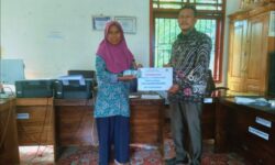 Pemdes Talang Rendah Salurkan BLT-DD Tahun 2025, 12 KPM Selama Enam Bulan