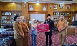Bupati Arie Menyalurkan Bantuan Biaya Pendukung Pengobatan kepada pasien,