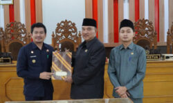 Bupati Arie, Apresiasi Jajaran DPRD B-U. Sahkan Raperda RPJMD Menjadi Perda. 