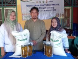 ­PEMDES DURIAN AMPARAN SALURKAN BANTUAN PANGAN KE PENERIMA MANFAAT. 