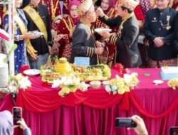 Bupati Arie Dan wabup sumarno, Suapi Tokoh Daerah di HUT Bengkulu Utara ke-67