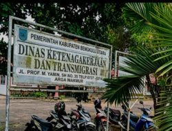 ADA APA DENGAN PPK DISNAKERTRANS BENGKULU UTARA? JADWAL TENDER JALAN DESA KOTA BANI BERUBAH DUA KALI